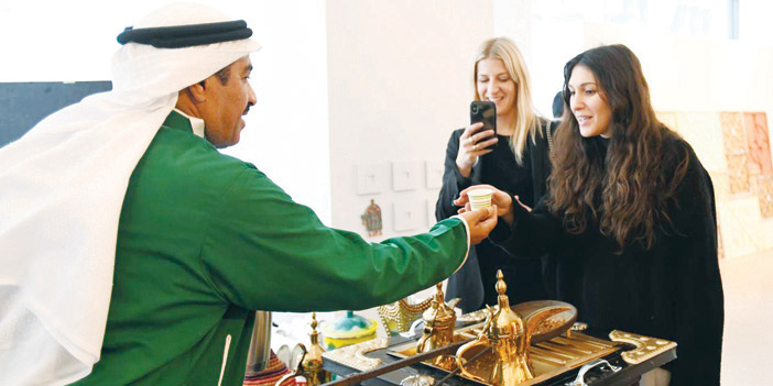  تقديم القهوة العربية لزوار المعرض
