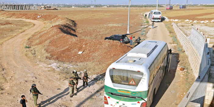  حافلات تدخل منطقتين تابعتين للنظام السوري لإخلاء الإهالي بالقرب من أدلب