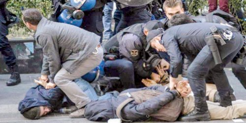  الشرطة التركية خلال عمليات اعتقال في العاصمة التركية أنقرة