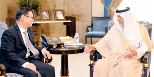  الأمير خالد الفيصل خلال لقائه قنصل الصين