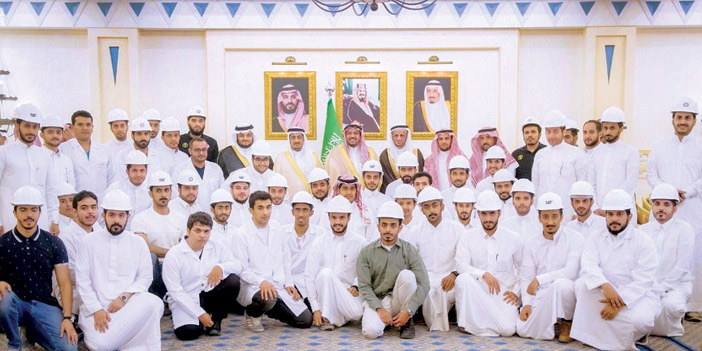  سموه في لقطة جماعية مع 50 مهندساً سعودياً جرى توظيفهم بالمنطقة