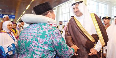 الأمير فيصل بن سلمان يتفقد أداء الجهات الحكومية في المطار ويستقبل فوجًا من الحجاج 