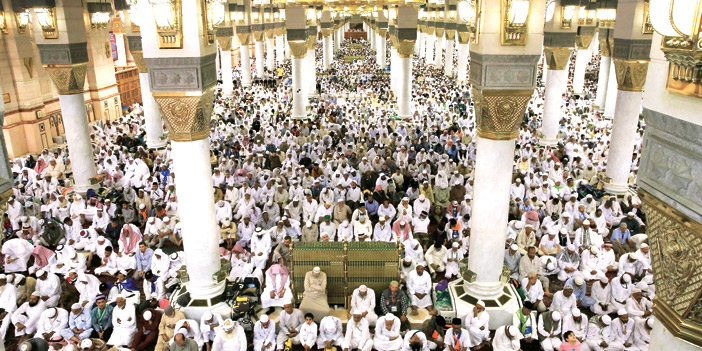 ضيوف الرحمن يؤدون صلاة الجمعة في المسجد النبوي 
