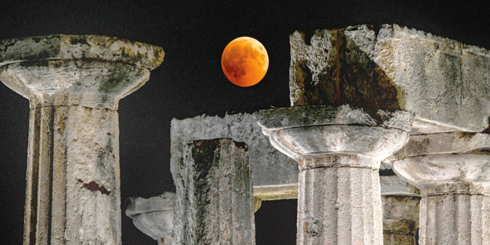 «القمر الدموي» ليلة أمس الأول من معبد أبولو في مدينة كورنث اليونانية.