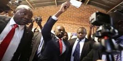 زعيم المعارضة يعلن فوزه برئاسة زيمبابوي 
