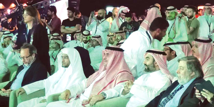  وزير الاتصالات وإلى يمينه المستشار في الديوان الملكي سعود القحطاني خلال افتتاح «هاكثون الحج»
