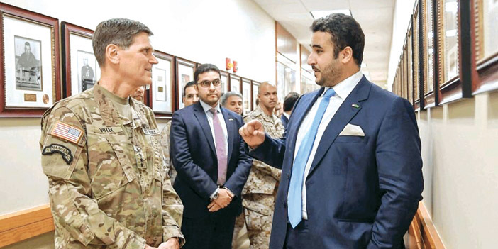  الأمير خالد بن سلمان خلال زيارته مقر القيادة المركزية الأمريكية