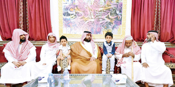  الأمير محمد بن عبدالعزيز يعزي أسرة الشهيد