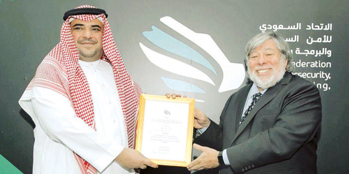 معالي المستشار سعود القحطاني يسلم ستيف وزنياك شهادة الاتحاد السعودي للأمن السيبراني
