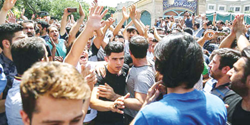  متظاهرون إيرانيون ضد النظام السياسي والأوضاع الاقتصادية