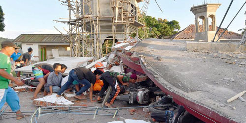 98 قتيلا في زلزال إندونيسيا 