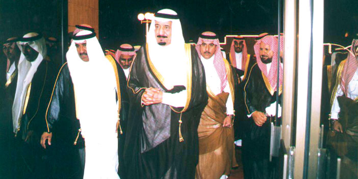 خادم الحرمين الملك سلمان بن عبدالعزيز -حفظه الله- حين كان أميراً لمنطقة الرياض، ويبدو الفقيد المصيبيح خلال تغطية المناسبة