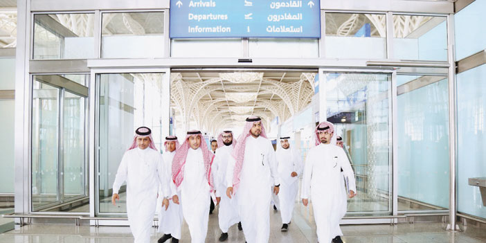 الحقباني يتفقّد سير العمل في جمرك مطار الأمير محمد بن عبدالعزيز 