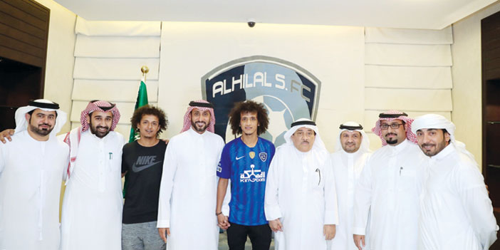  لقطة جماعية لرئيس الهلال مع اللاعب ووالده وشقيقه ووكيله بالإضافة إلى احمد الخميس وتركي المسند