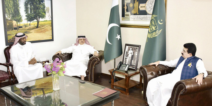 السفير المالكي خلال لقائه رئيس مجلس الشيوخ الباكستاني