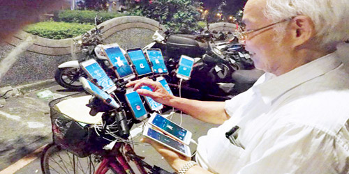 تايواني يلعب «بوكيمون جو» على 11 هاتفًا ذكيًا 