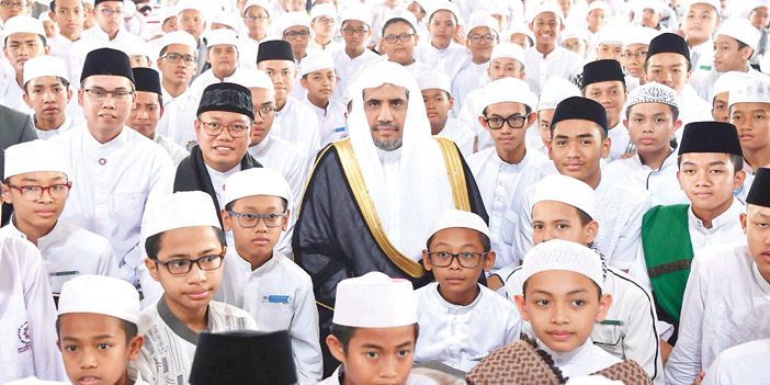  د. محمد العيسى في لقاء مع عدد من الأساتذة والطلبة في إندونيسيا