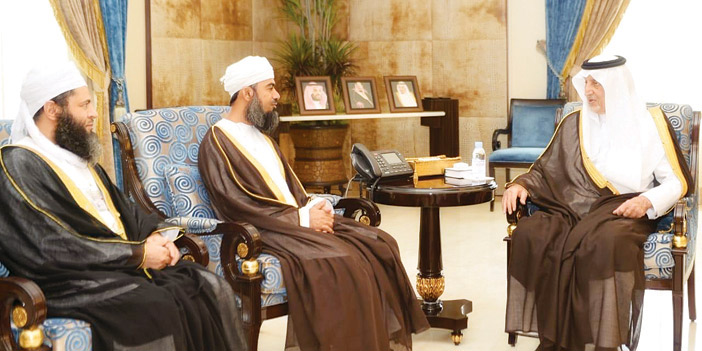 الأمير خالد الفيصل يستقبل رئيس بعثة الحج العمانية 