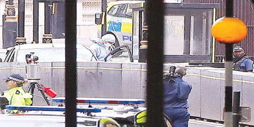  الإسعاف ينقل المصابين في حادثة الدهس قرب البرلمان البريطاني