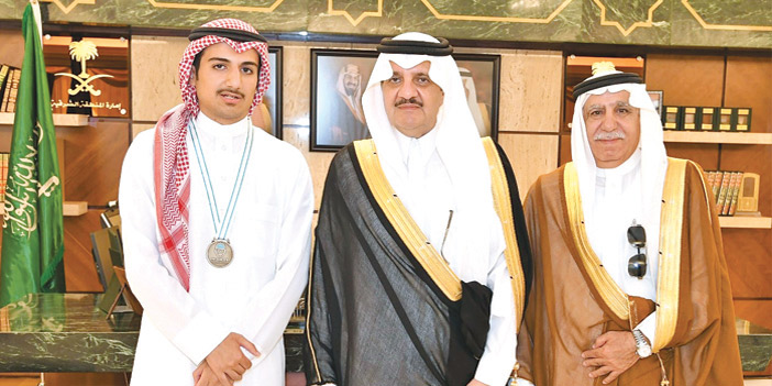  الطالب الملحم ووالده مع الأمير سعود