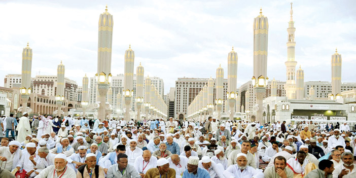  جموع من المصلين يقضون ساعات روحانية في المسجد النبوي أمس
