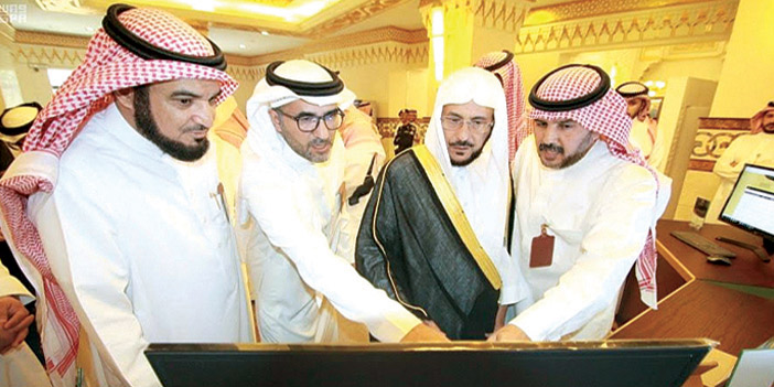  وزير الشؤون الإسلامية مدشٍّناً معرض التقنية