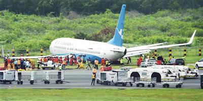 طائرة صينية انزلقت على العشب بمطار مانيلا 