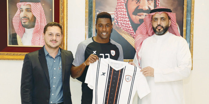  رئيس الشباب أحمد العقيل مع اللاعب صوماليا بعد التوقيع أمس