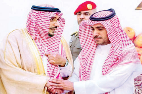  سلمان السلوم مع أمير القصيم خلال تكريمهما بالمهرجان