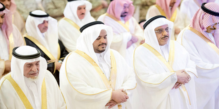  أمير منطقة الرياض بالنيابة يؤدي صلاة العيد