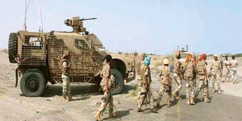 جنود من القوات اليمنية أثناء تمشيط أحد المواقع في البيضاء