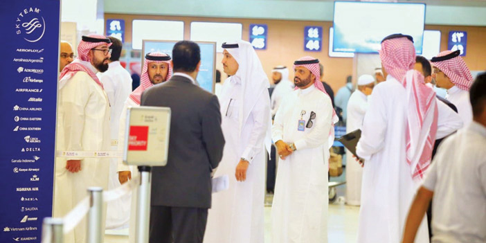  الجاسر يتفقد مواقع ومرافق الخدمات بمطار الملك عبدالعزيز الدولي