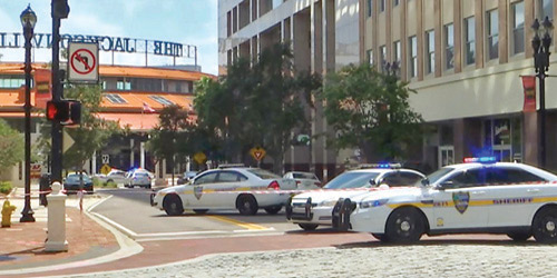  سيارات الشرطة تحيط بموقع إطلاق النار في فلوريدا