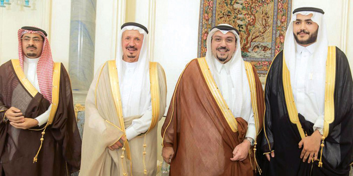  الأمير د. فيصل بن مشعل وإلى جواره العريس ومحمد الفوزان وعبد الرحمن الفوزان
