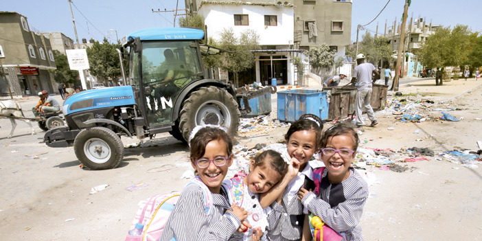  تلميذات فلسطينيات قرب وكالة الأونروا جنوب غزة