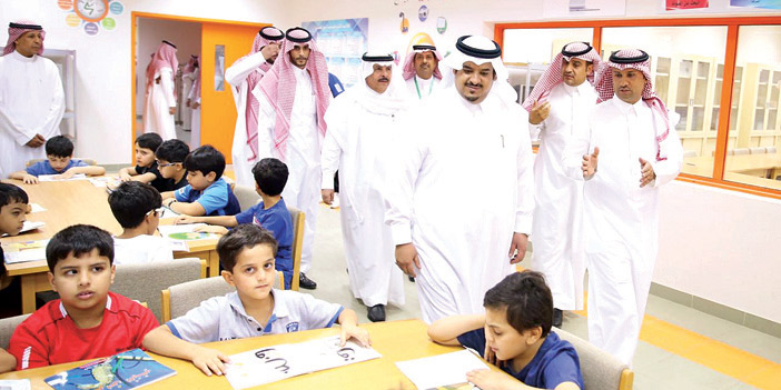  أمير منطقة الرياض بالنيابة خلال زيارته المدارس