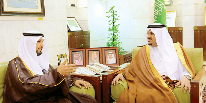  الأمير محمد بن عبدالرحمن مستقبلاً مدير فرع السياحة والتراث الوطني بالمنطقة