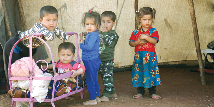  أطفال سوريون في أحد المخيمات العسكرية للعوائل الفارين من مخاطر الهجوم على إدلب