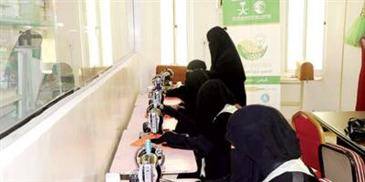 تنفيذ دورات تدريبية مهنية للأسر الفقيرة في 5 محافظات يمنية 