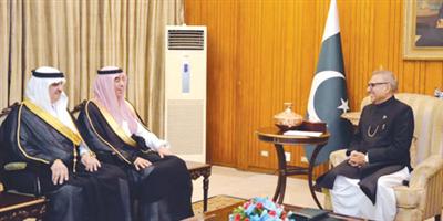 الرئيس عارف علوي استعرض مع وزير الإعلام العلاقات السعودية - الباكستانية والتعاون الثنائي 