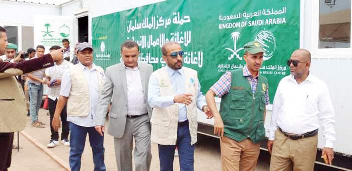 مركز الملك سلمان للإغاثة يدشن مخيم النازحين في بني جابر بالخوخة 