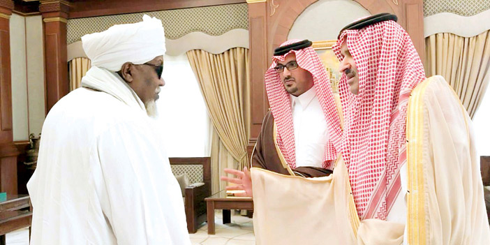  الأمير فيصل بن سلمان ونائبه خلال تقديم العزاء