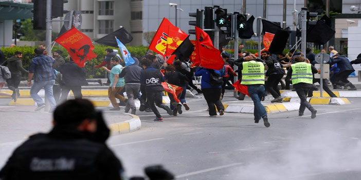 قوات الأمن التركية تطلق الغاز المسيل للدموع على مظاهرة عمالية 