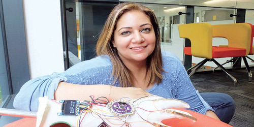 باحثة سعودية تخترع قفازًا ذكيًّا لتوصيل أصوات الصم والبكم 