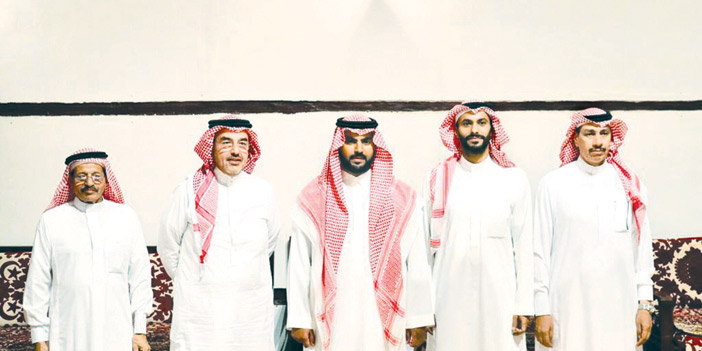  سمو وزير الثقافة في صورة جماعية مع عدد من أعضاء إدارة جدة التاريخية
