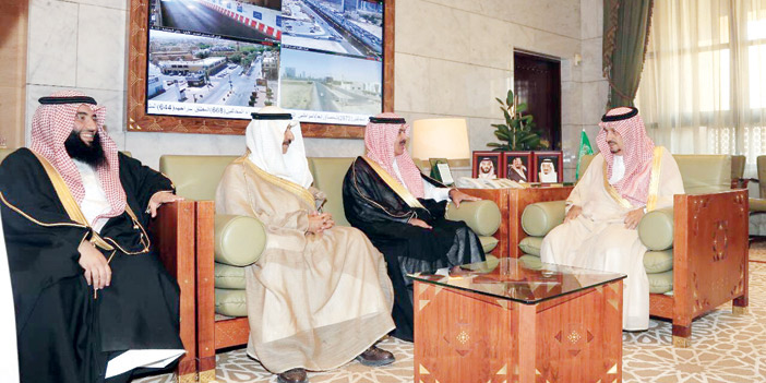  أمير منطقة الرياض خلال لقائه رئيس مجلس إدارة الغرفة التجارية الصناعية بالرياض