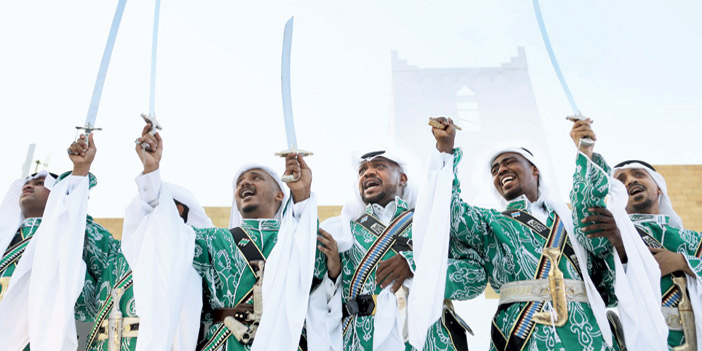  فرقة شعبية تقدم العرضة السعودية ضمن فعاليات اليوم الوطني.