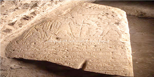اكتشاف لوحتين من الحجر الرملي في مصر 