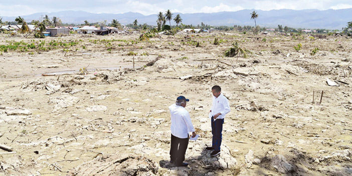  الرئيس الإندونيسي جوكو ويدودو يقف على أنقاض زلزال سولاويسي
