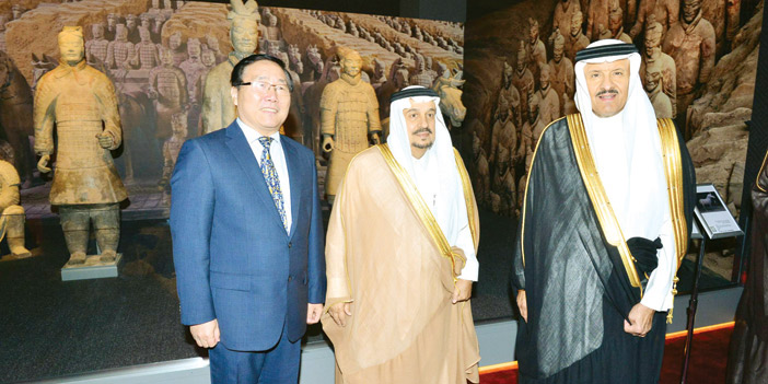  أمير منطقة الرياض خلال زيارته معرضي (عهد الوفاء) و»كنوز الصين» في المتحف الوطني